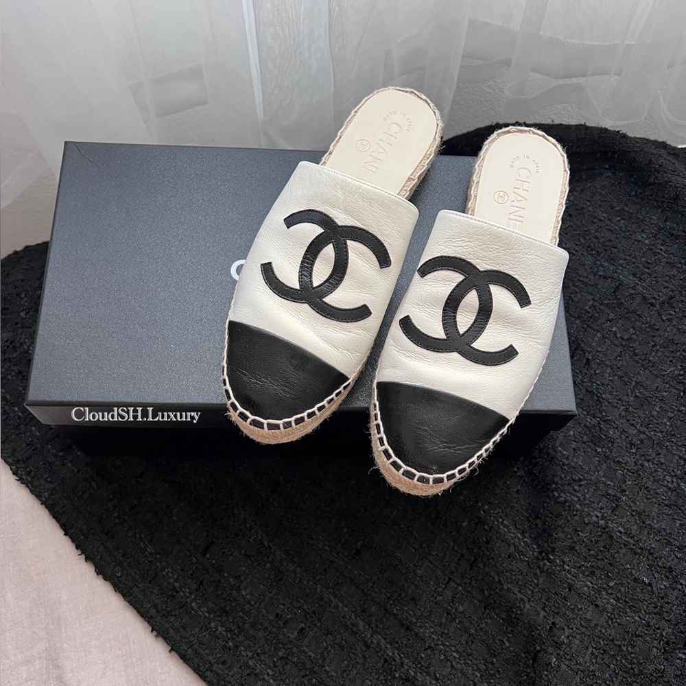 Auth Chanel Pearly White CC Logo Espadrille Slides - Size 38